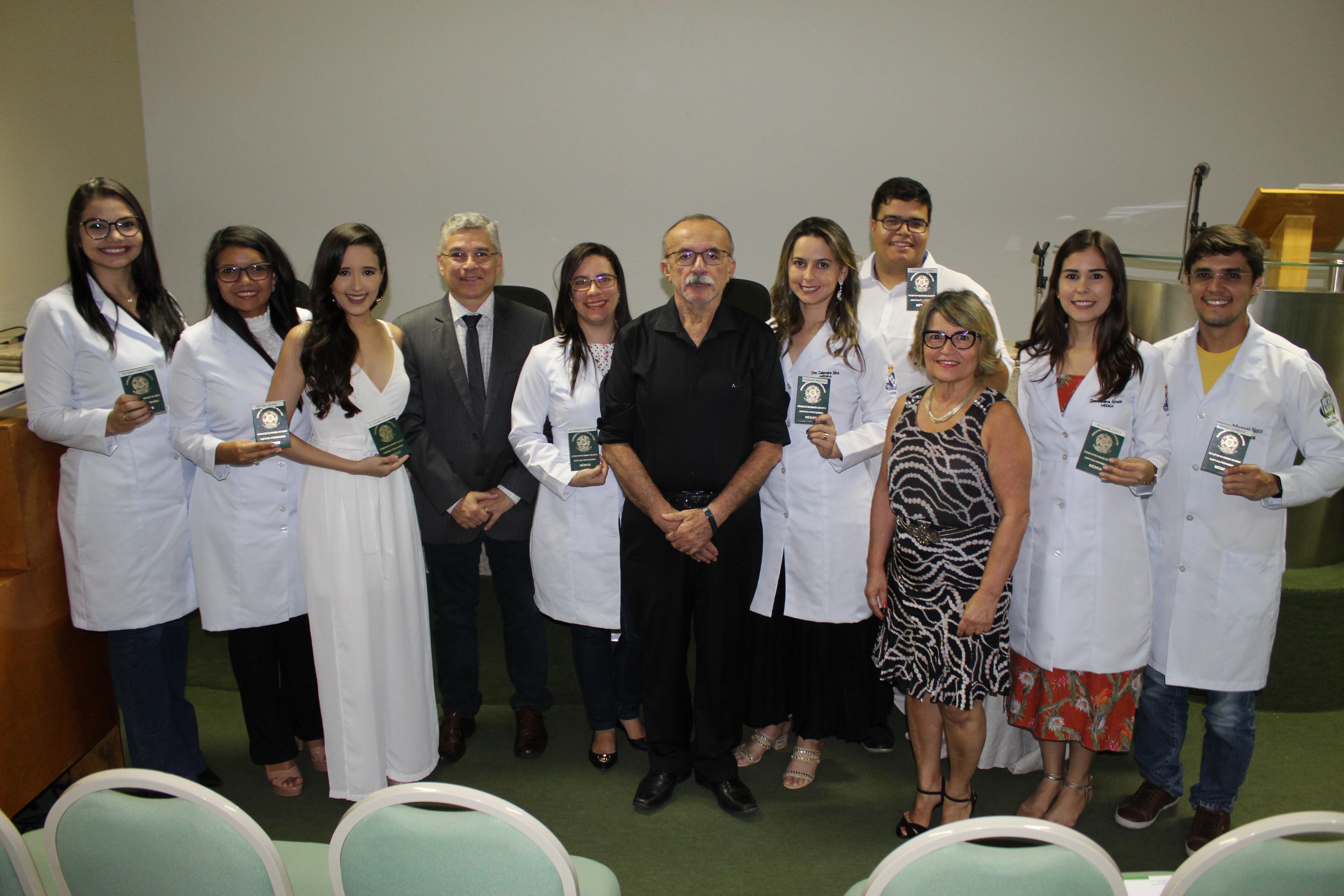 Recém-formados da turma 2018.2 da UERN e conselheiros do CREMERN